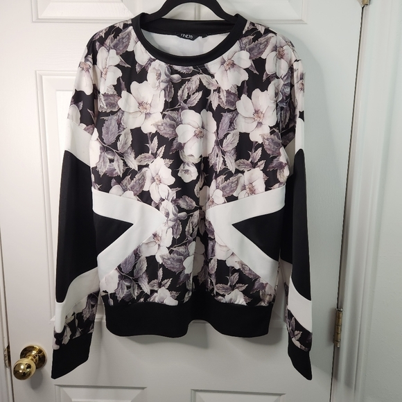 Finejo Tops - Finejo XXL Women's Black and White Pullover Shirt